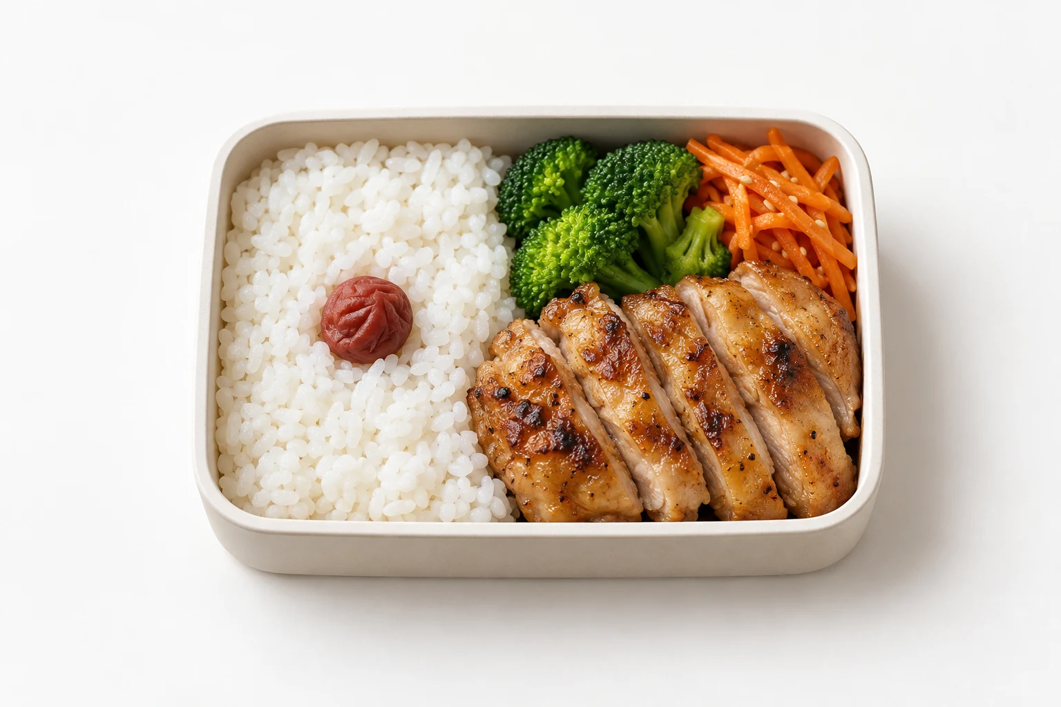 ご飯、鶏肉、野菜を一食にまとめたお弁当のイメージ