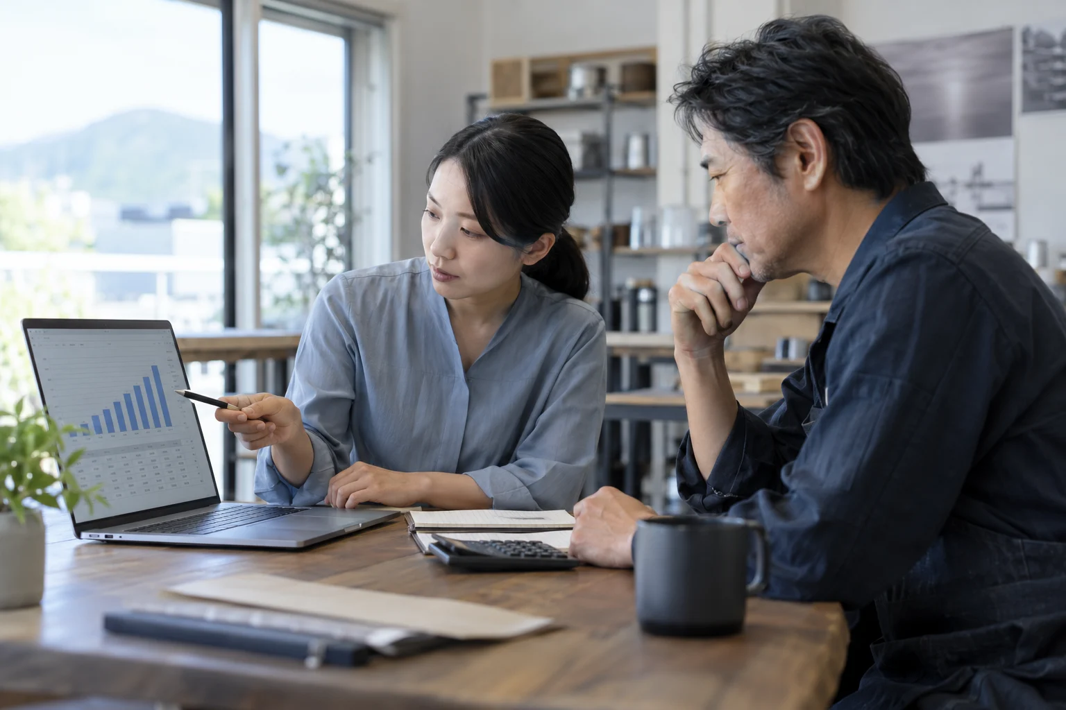 DX投資を6か月で比べるをテーマにした業務場面のイメージ